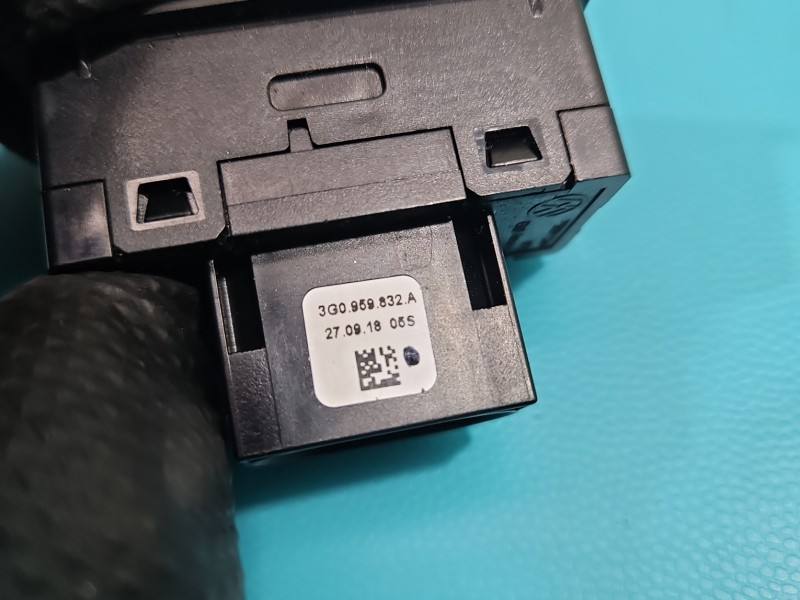 Перемикач кнопка Volkswagen Tiguan 3G0959832A — фото деталі 4