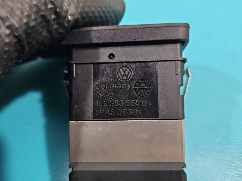 Перемикач кнопка Volkswagen Golf 4 1J0963564B — фото деталі 3