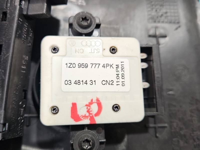 Перемикач кнопка Skoda Superb 2 8K0959747 — фото деталі 7