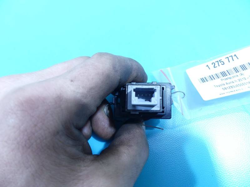 Перемикач кнопка Toyota Auris 84332-02300 — фото деталі 4