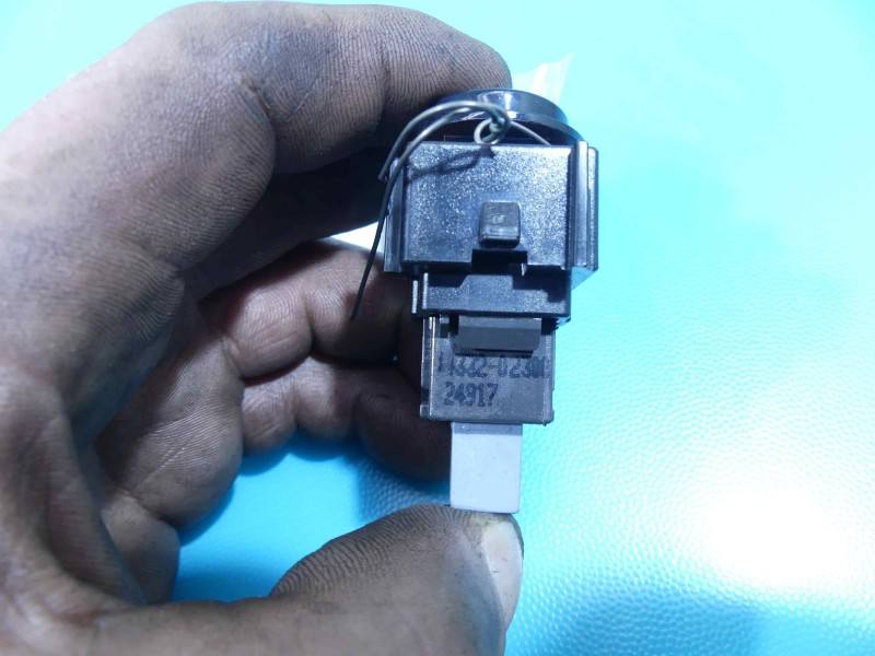 Перемикач кнопка Toyota Auris 84332-02300 — фото деталі 5