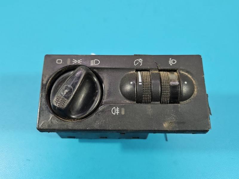 Перемикач кнопка Volkswagen Golf 3 1H6941531N