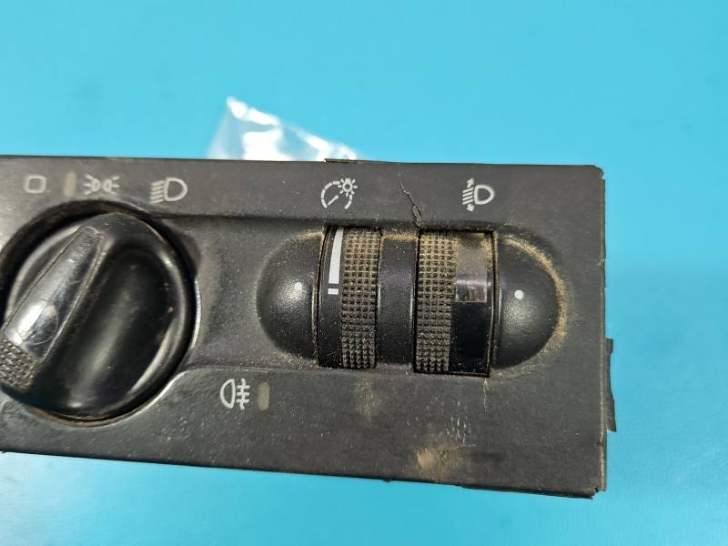 Перемикач кнопка Volkswagen Golf 3 1H6941531N — фото деталі 2