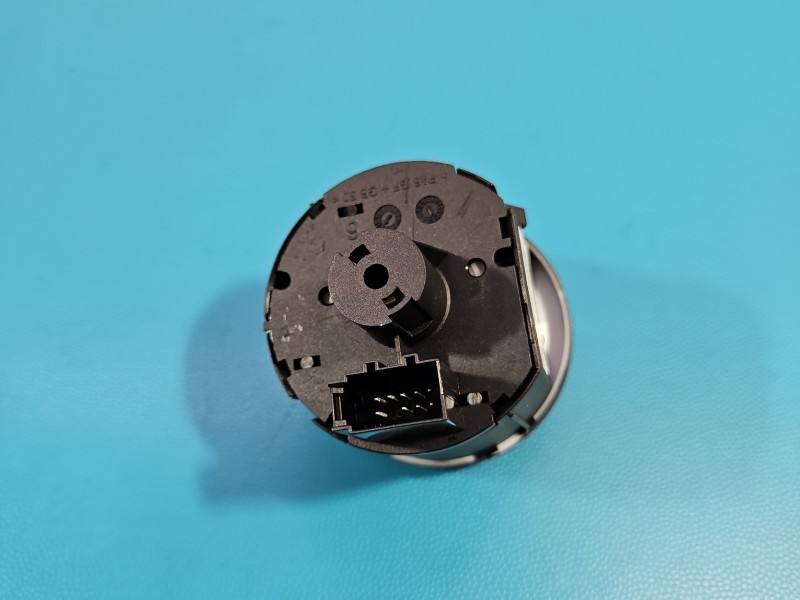Перемикач кнопка Skoda Fabia 4 565941431B — фото деталі 4