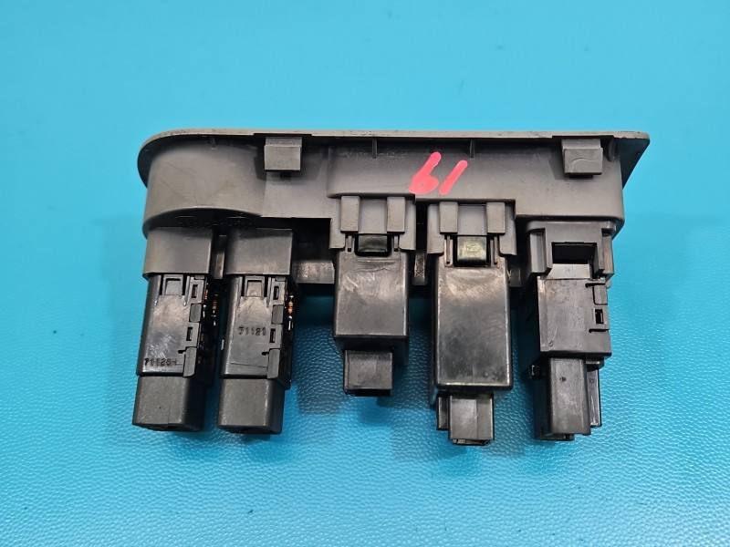Переключатель кнопка Hyundai H1 93340-4H000 — фото детали 3
