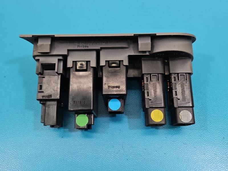 Переключатель кнопка Hyundai H1 93340-4H000 — фото детали 5