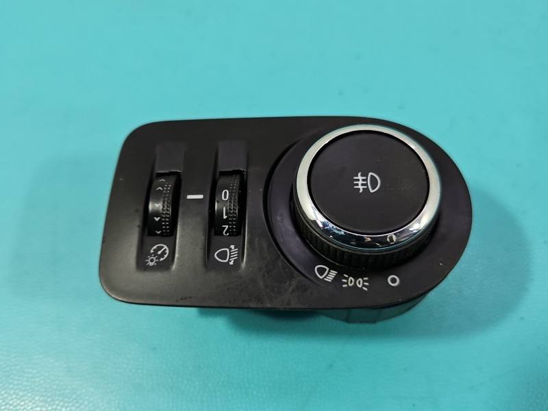 Перемикач кнопка Opel Corsa E 13470443