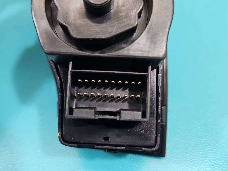 Перемикач кнопка Hyundai I40 93300-3Z050 — фото деталі 4