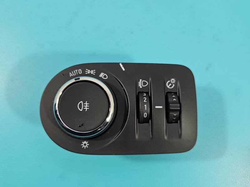Перемикач кнопка Opel Corsa F 39201667