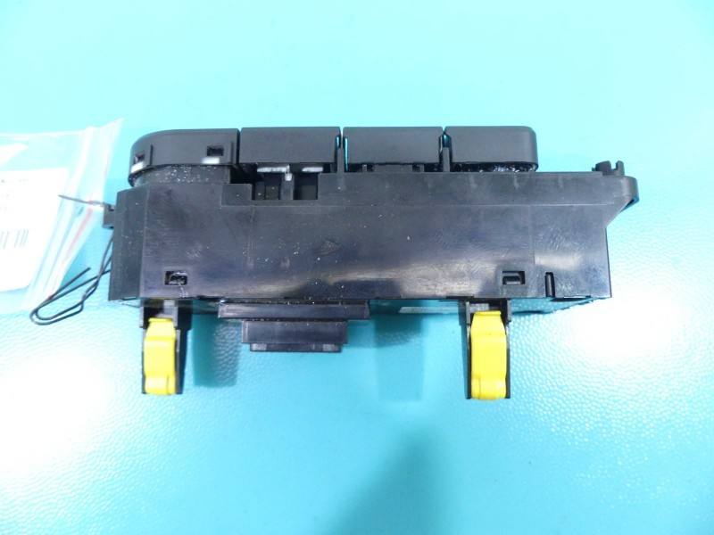 Перемикач кнопка Kia Ceed 93700-J7030 — фото деталі 3