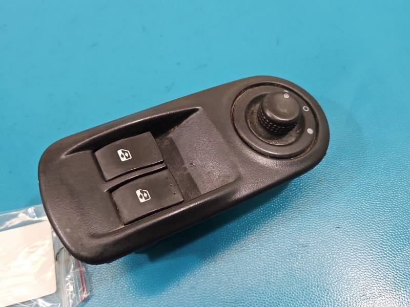 Блок кнопок склопідйомників Nissan Primastar 8200011867