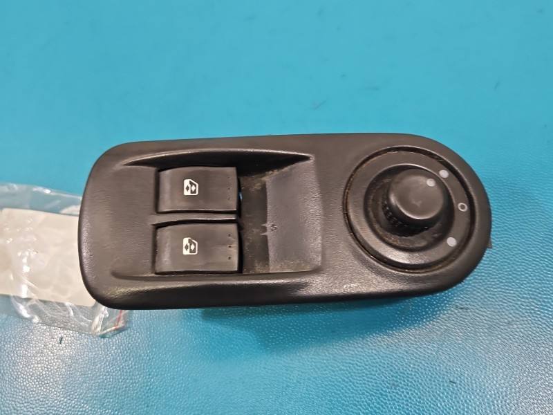Блок кнопок склопідйомників Nissan Primastar 8200011867 — фото деталі 2