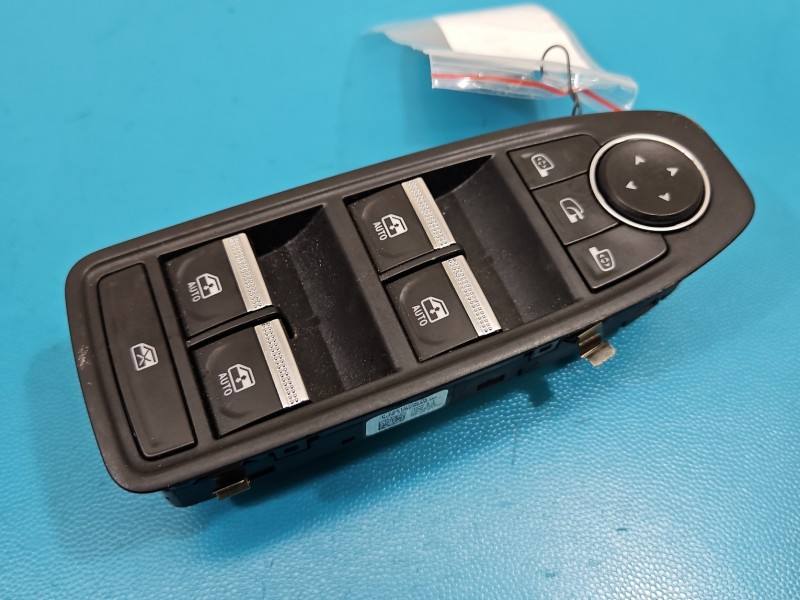 Блок кнопок склопідйомників Renault Captur P254107001R