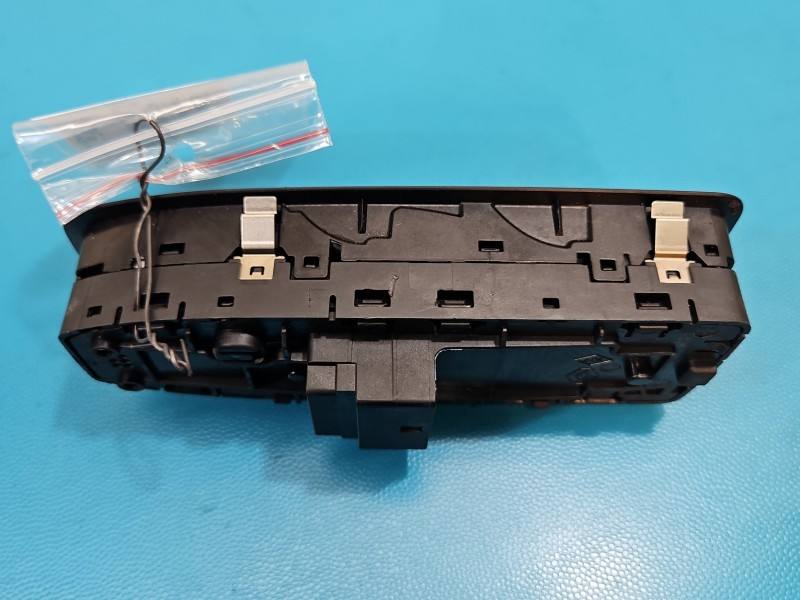 Блок кнопок склопідйомників Renault Captur P254107001R — фото деталі 5