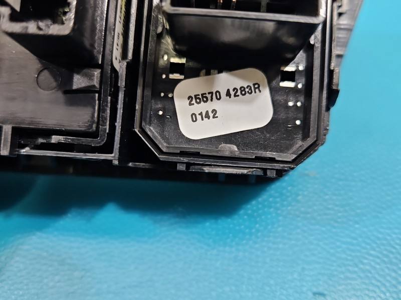 Блок кнопок склопідйомників Dacia Spring 255704283R — фото деталі 7
