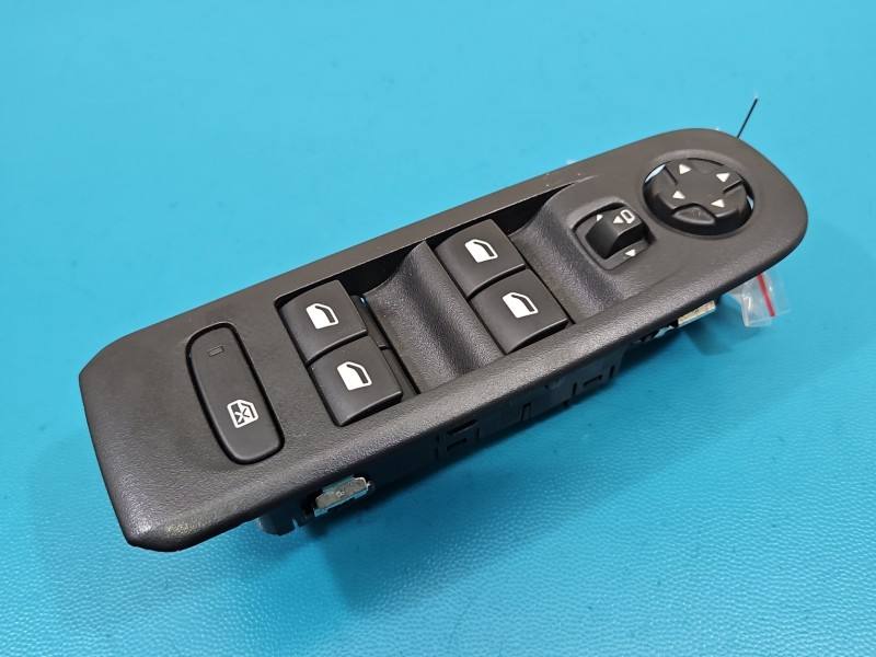 Блок кнопок склопідйомників Toyota Proace City 98421760ZD