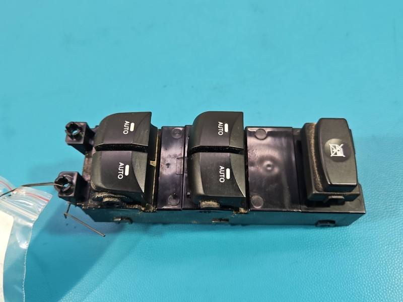 Блок кнопок склопідйомників Hyundai I30 93570-A6010 — фото деталі 2