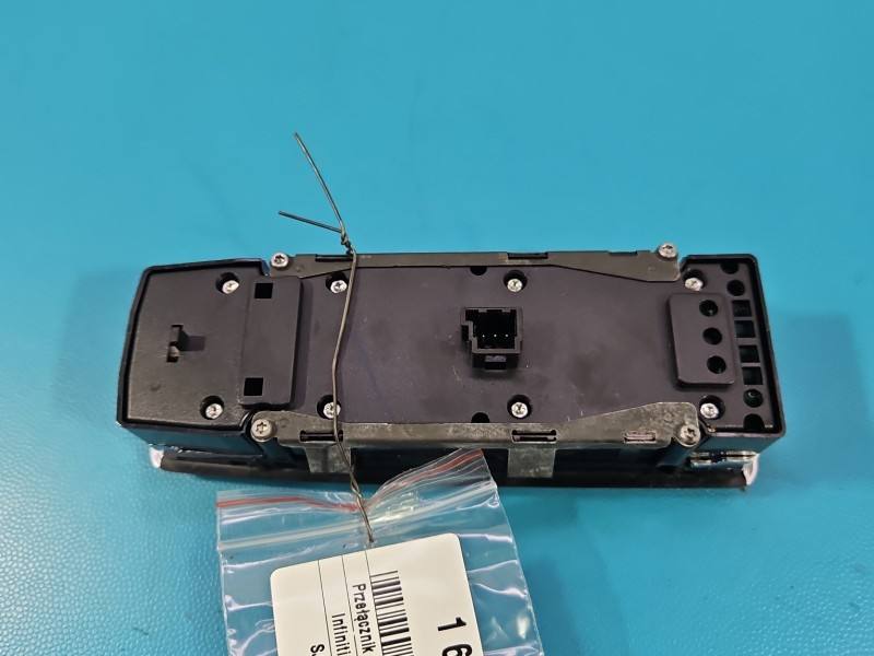 Блок кнопок стеклоподъемников Infiniti QX30 1669054400 — фото детали 3