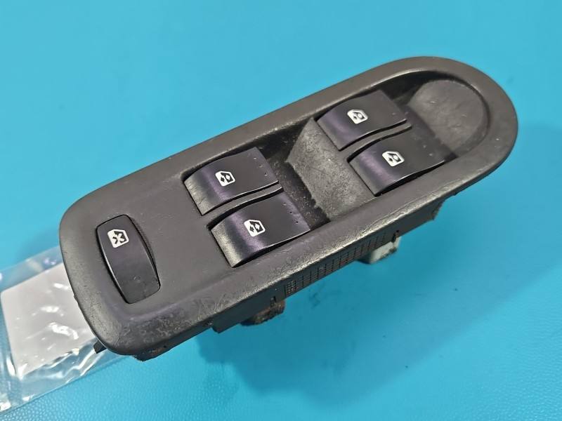 Блок кнопок склопідйомників Renault Megane 2 156018070