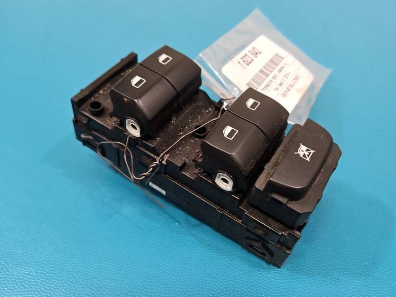 Блок кнопок склопідйомників Kia Ceed 93570-J7200