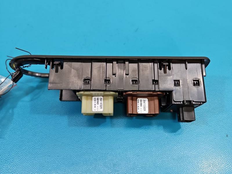Блок кнопок склопідйомників Renault Captur 254113300R — фото деталі 3