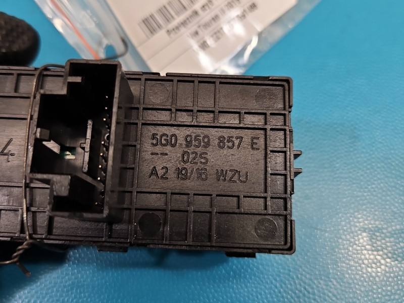 Блок кнопок стеклоподъемников Volkswagen Touran 5G0959857E — фото детали 5