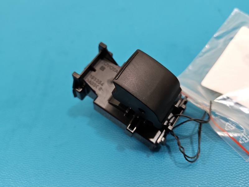Блок кнопок склопідйомників Toyota Yaris 4 193354