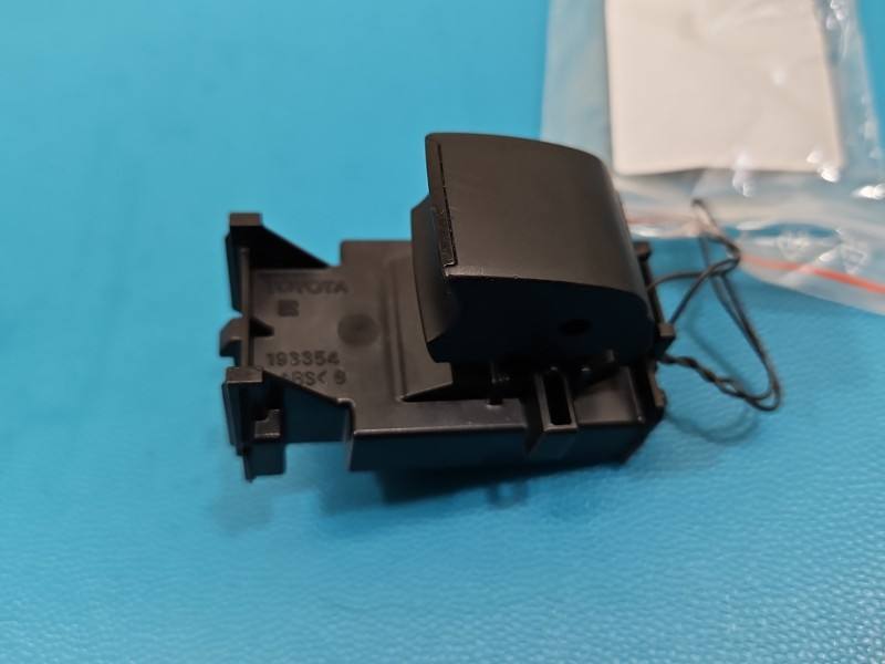 Блок кнопок склопідйомників Toyota Yaris 4 193354 — фото деталі 2