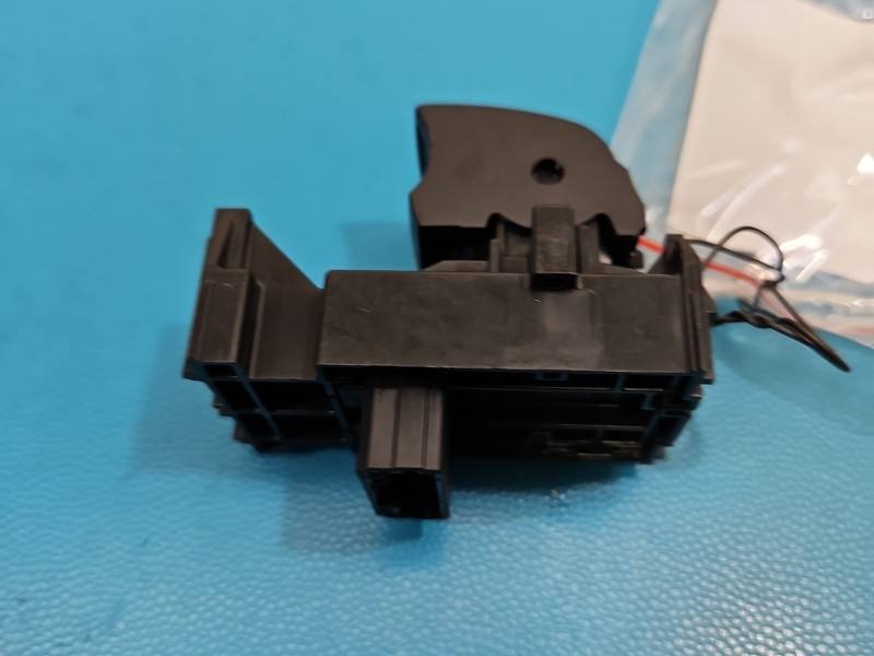 Блок кнопок склопідйомників Toyota Yaris 4 193354 — фото деталі 3
