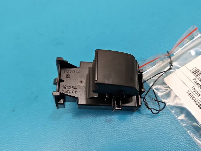 Блок кнопок склопідйомників Toyota Yaris 4 193354 — фото деталі 2