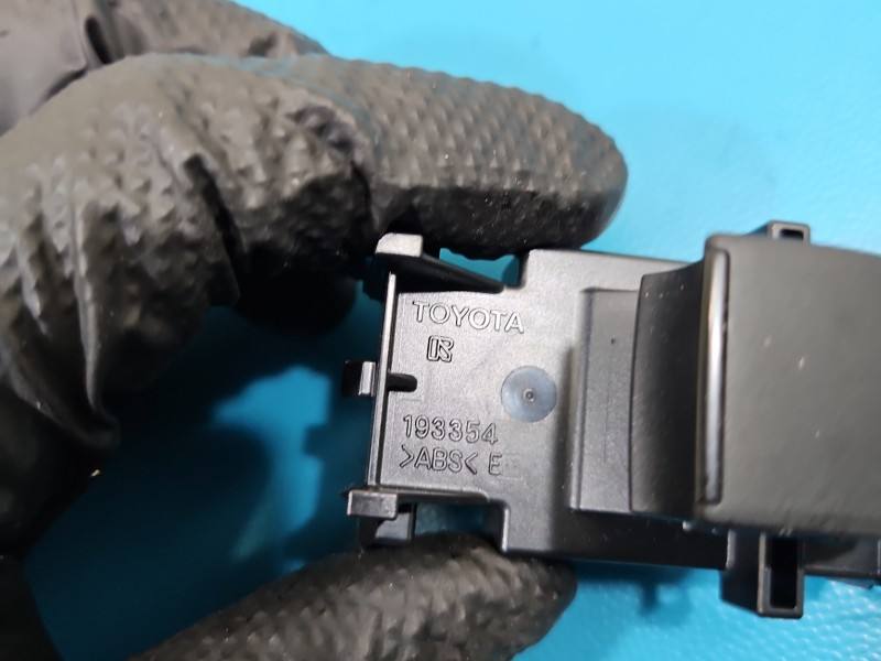 Блок кнопок склопідйомників Toyota Yaris 4 193354 — фото деталі 3