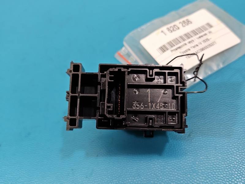 Блок кнопок склопідйомників Toyota Yaris 4 193354 — фото деталі 4