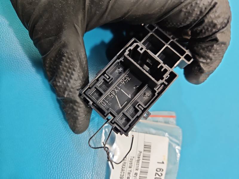 Блок кнопок склопідйомників Toyota Yaris 4 193354 — фото деталі 6