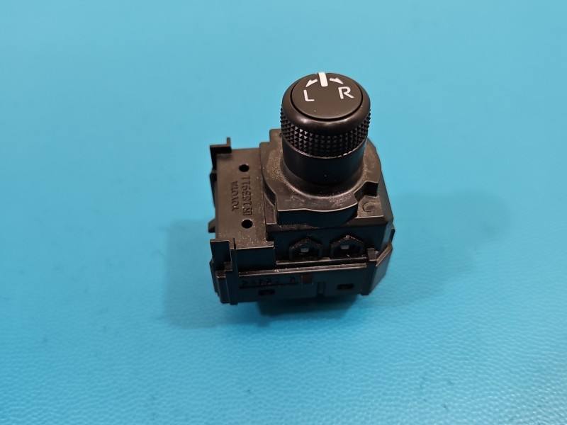 Блок кнопок склопідйомників Toyota Yaris 4 183911
