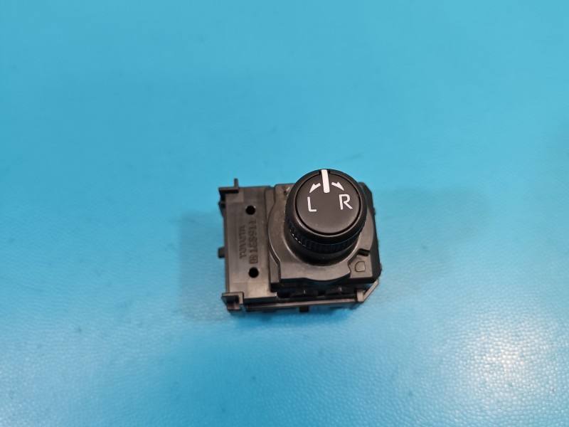 Блок кнопок склопідйомників Toyota Yaris 4 183911 — фото деталі 2