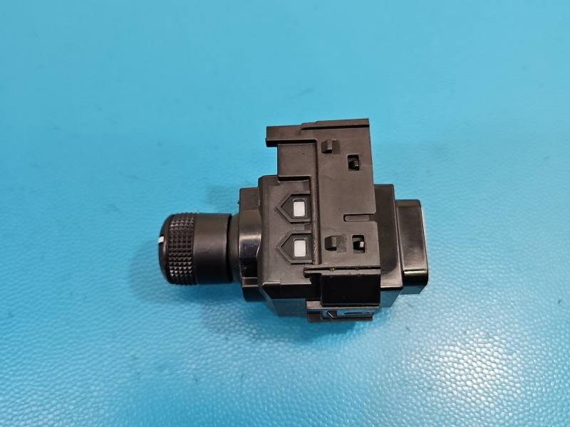 Блок кнопок склопідйомників Toyota Yaris 4 183911 — фото деталі 3