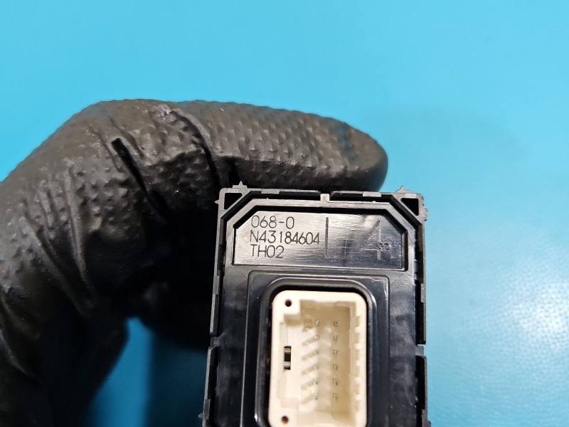 Блок кнопок склопідйомників Toyota Yaris 4 183911 — фото деталі 6