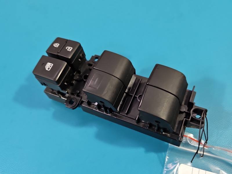Блок кнопок склопідйомників Toyota Yaris 4 84040-02550 — фото деталі 2