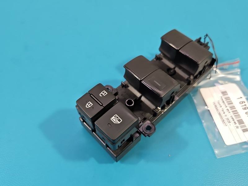 Блок кнопок склопідйомників Toyota Yaris 4 84040-02550 — фото деталі 3