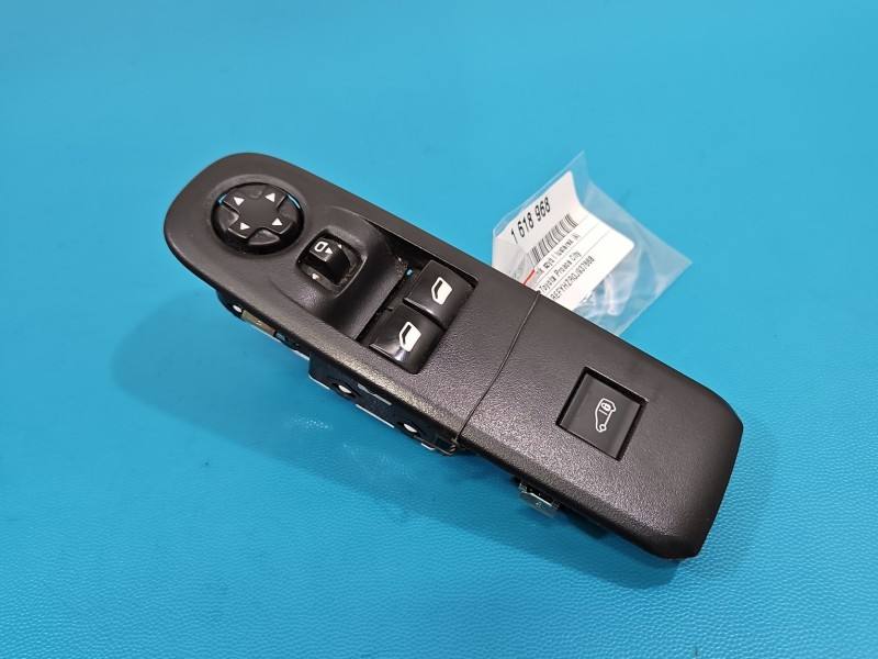 Блок кнопок склопідйомників Toyota Proace City 96784561ZD