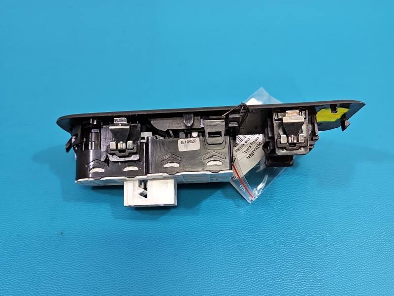 Блок кнопок склопідйомників Toyota Proace City 96784561ZD — фото деталі 3