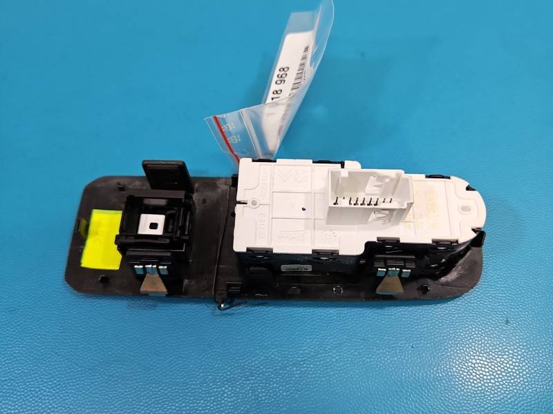 Блок кнопок склопідйомників Toyota Proace City 96784561ZD — фото деталі 4