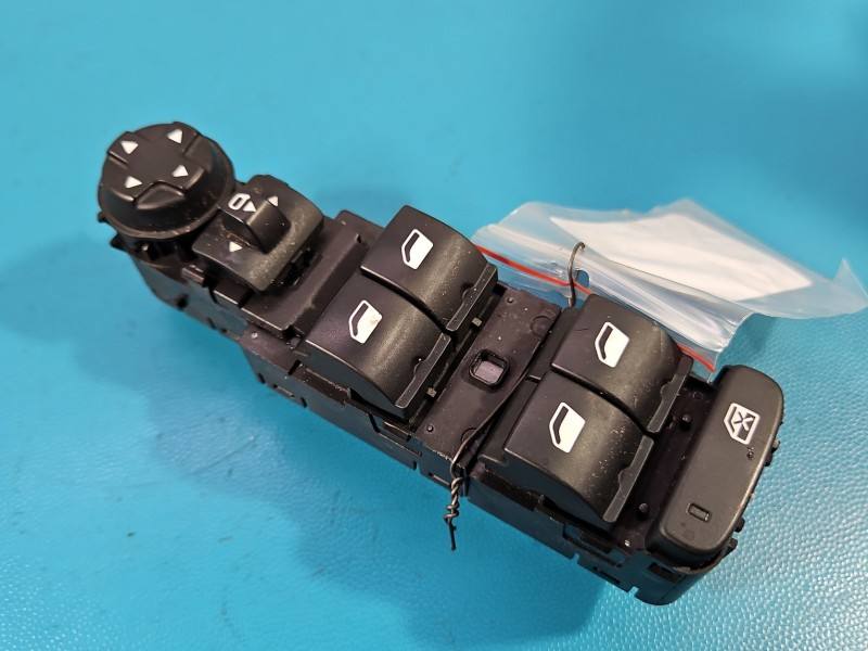 Блок кнопок стеклоподъемников Peugeot 5008 98319761ZD