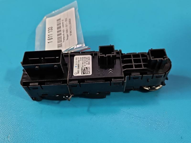 Блок кнопок стеклоподъемников Peugeot 5008 98319761ZD — фото детали 5