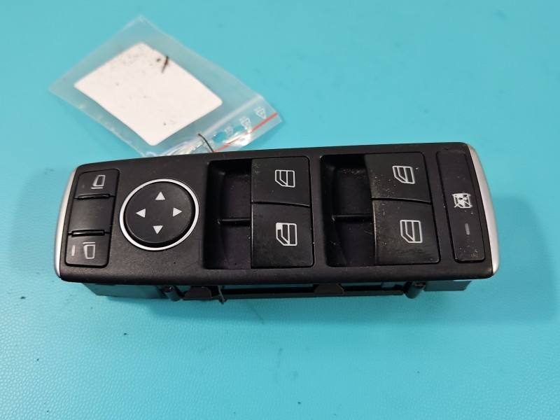 Блок кнопок склопідйомників Mercedes CLA C118 A1669054300 — фото деталі 3