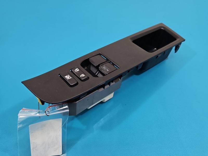 Блок кнопок склопідйомників Toyota Yaris 3 74232-0D670