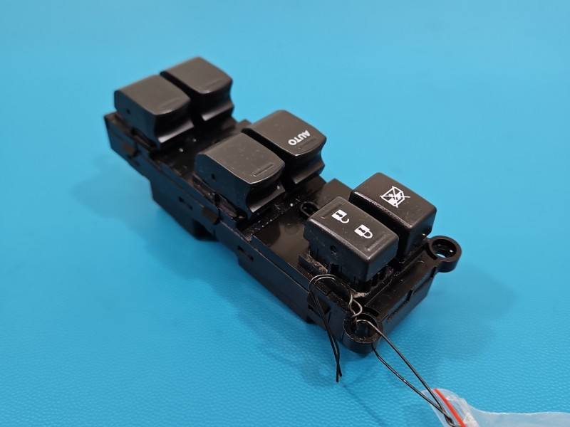 Блок кнопок стеклоподъемников Suzuki Swift