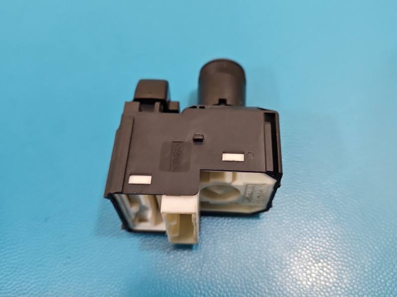 Блок кнопок склопідйомників Toyota C-HR 84872-F4010 — фото деталі 6