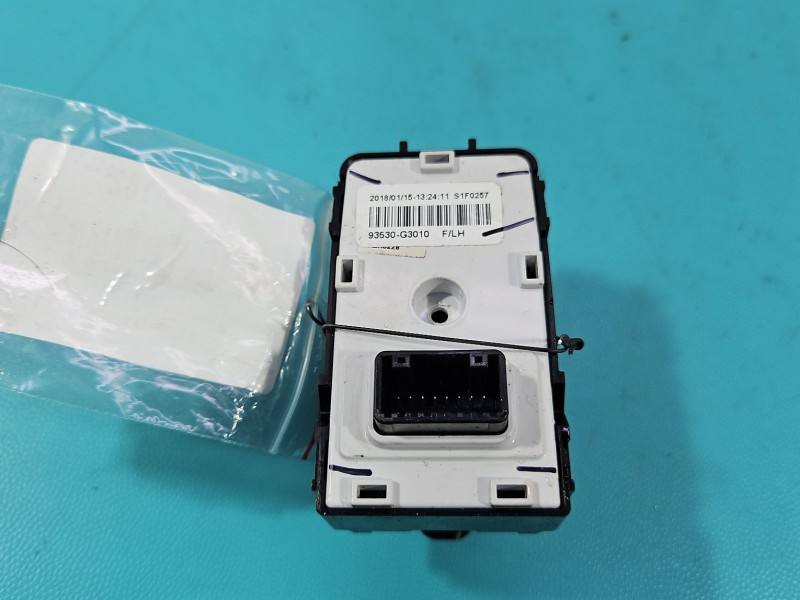 Блок кнопок стеклоподъемников Hyundai I30 93530-G3010 — фото детали 5