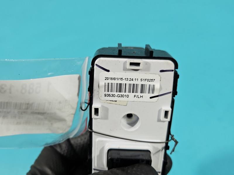 Блок кнопок стеклоподъемников Hyundai I30 93530-G3010 — фото детали 6